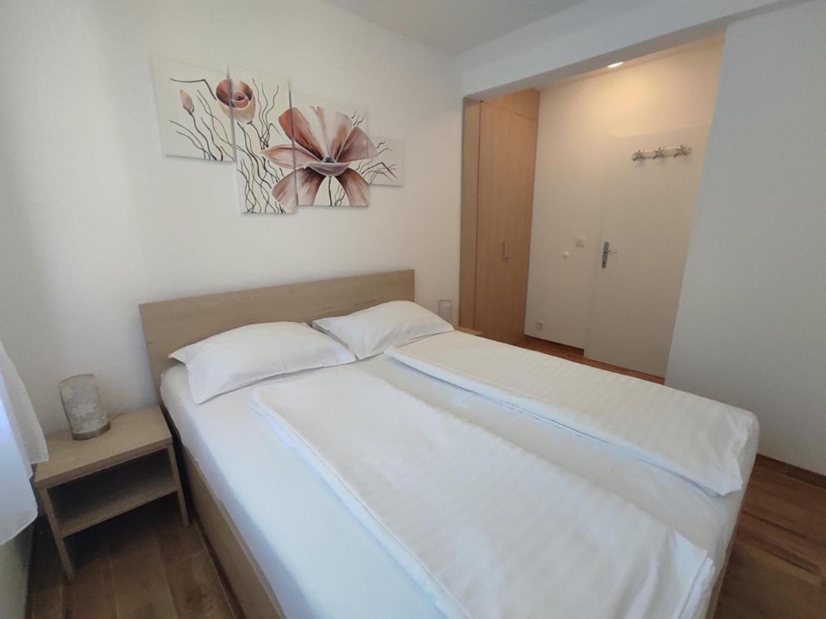 מליני Iris Apartment מראה חיצוני תמונה
